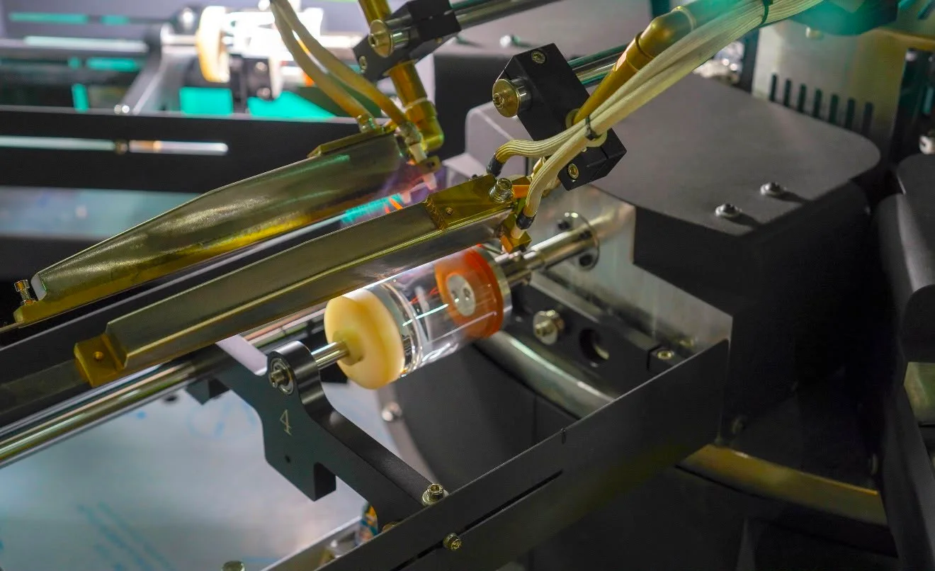 Silindirik cam parça üzerine çalışan endüstriyel serigrafi baskı makinesi