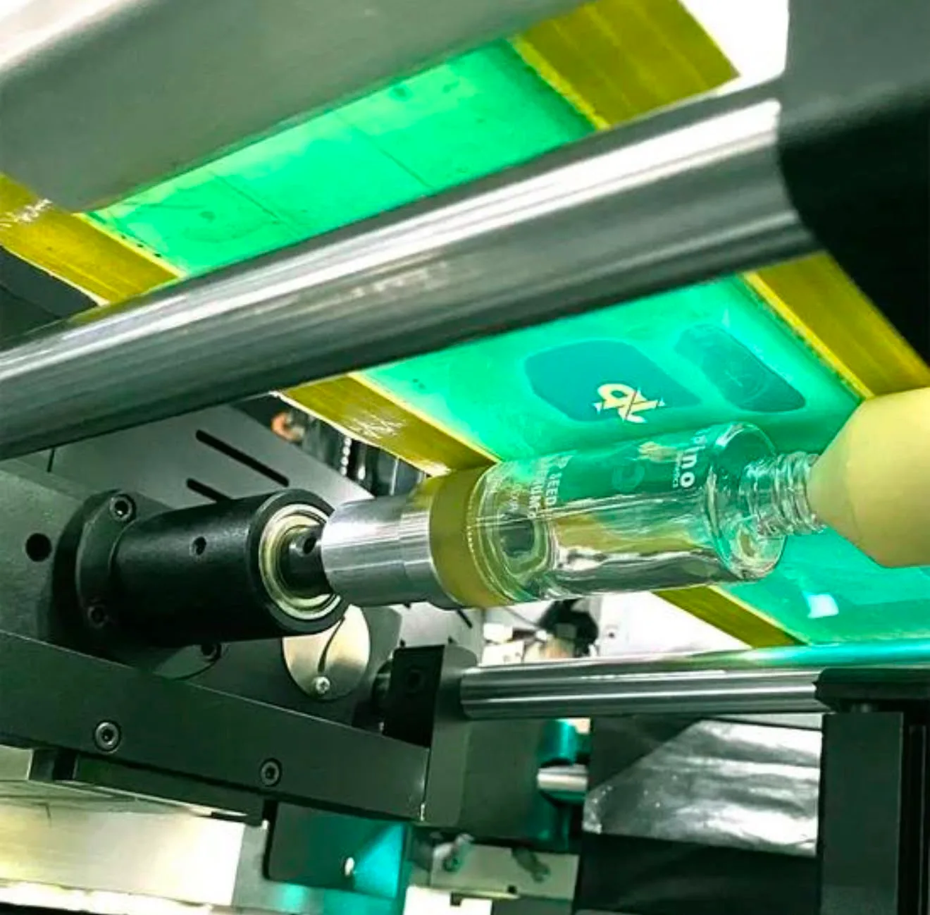Serigrafi makinesinde cam şişe üzerine endüstriyel baskı uygulaması